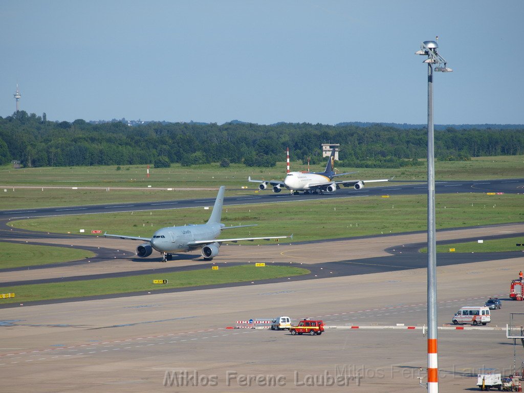 Lufthansa Airbus A 380 zu Besuch Flughafen Koeln Bonn P060.JPG